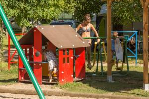 美约尼Camping la Plage Lot Vallée de la Dordogne Rocamadour的相册照片