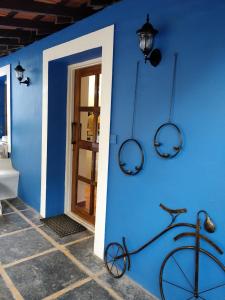 帕纳吉The White Balcao的门前有一辆自行车的蓝色墙