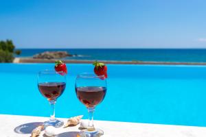 罗达奇诺Mary Beach的池畔桌子上放着两杯葡萄酒和草莓
