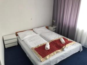新苏尔Złoty Łan的卧室配有一张带红色毯子的白色床