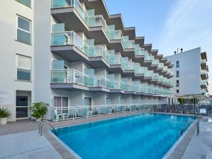 坎帕斯蒂利亚BQ Amfora Beach - Adults Only的公寓大楼前方设有游泳池