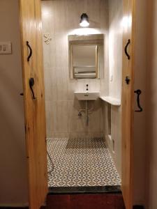 帕纳吉The White Balcao的一间带水槽和镜子的浴室