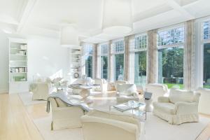 WashingtonThe Mayflower Inn & Spa, Auberge Resorts Collection的客厅配有白色家具和大窗户