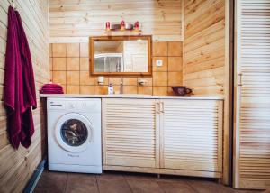 VidzemeRūnēnu tējas namiņš的一间带洗衣机和镜子的浴室