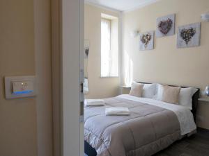 斯培西亚Vicolocorto Affittacamere的一间卧室配有一张床,上面有两条毛巾