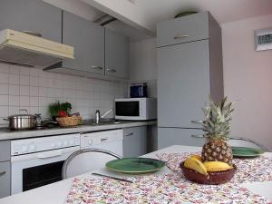 Klein ZickerUns Gartenhus的厨房配有 ⁇ 萝和盘子,放在桌子上