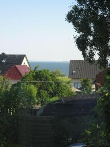 Klein ZickerUns Gartenhus的享有部分房屋和大海的景致。