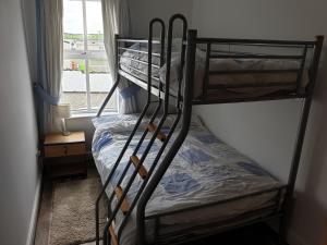 布什米尔斯Coastal View的带窗户的客房内的两张双层床