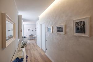卡瓦德蒂雷尼B&B Terza Luna的一间拥有白色墙壁和木地板的走廊
