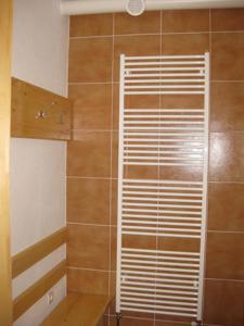 斯祖贝莱克简托雷克旅馆的带淋浴的浴室和木制百叶窗
