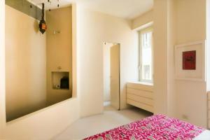 罗马Trastevere Designer Terrace Apartment的卧室配有镜子和粉红色地毯