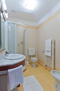 托尔梅佐罗马阿尔伯格旅馆的带浴缸、卫生间和盥洗盆的浴室