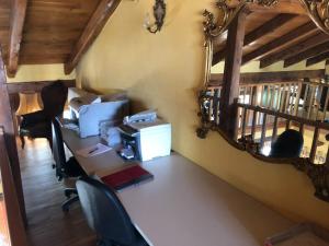 萨维利亚诺Villa Bonelli Bed & Fest的办公室,配有一张桌子、一台电脑和镜子
