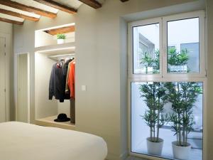 潘普洛纳El Oasis de la Estafeta的一间卧室设有植物窗户