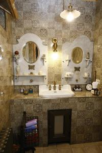 第比利斯布鲁姆精品酒店的一间带水槽和镜子的浴室