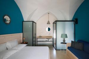 加利波利卡萨格特20住宿加早餐旅馆的卧室配有白色的床和蓝色的墙壁