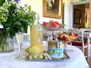 博里霍尔姆多特宁维多利亚酒店与疗养院的桌子上放着一碗水果和酒杯
