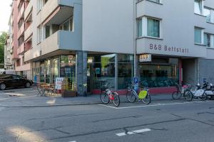 卢塞恩Bettstatt-Neustadt的停在大楼前的一群自行车