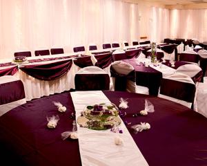 马凯特马凯特华美达酒店的宴会厅配有紫色和白色的桌椅