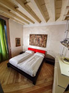 Flora Inn Flora I - Appartamento nel cuore di Piazza Vecchia客房内的一张或多张床位