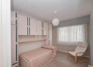 布里拉蒂卡波AMPLIO APARTAMENTO EN BURELA的卧室配有床、椅子和窗户。