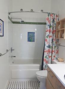 卡文迪西Simply Charming Cottages的带淋浴和卫生间的白色浴室