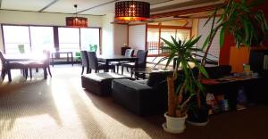 带刀Oyado Matsubaya / Vacation STAY 8065的客厅配有沙发和桌椅