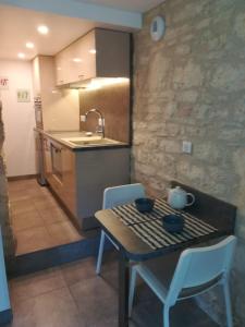 卡斯泰尔诺拉沙佩尔Les Buis的带桌椅的厨房和带水槽的厨房
