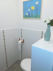 卡斯泰尔诺拉沙佩尔Les Buis的一间带卫生间和花瓶的浴室