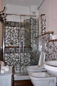 CalizzanoUn coccodrillo a FrAsSiNo的一间带卫生间和玻璃淋浴间的浴室