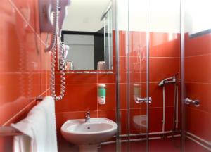 纳扎雷库巴塔酒店的一间带水槽和淋浴的浴室
