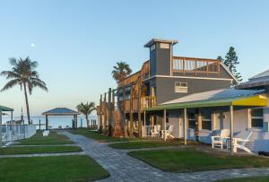 可可比奇Lost Inn Paradise的带阳台和海滩的大型房屋