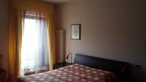 龙基德伊莱焦纳里B&B Borgo San Vito的一间卧室设有一张床和一个窗口
