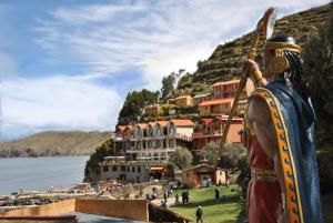 科帕卡巴纳科帕卡瓦纳天堂酒店的山前有矛的男人的雕像