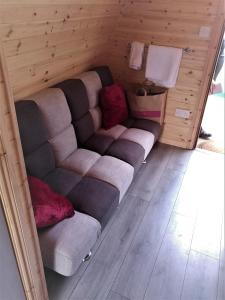 科克shanagarry / Ballycotton Glamping pod的客厅配有沙发和椅子