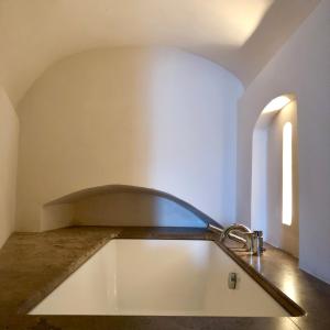 阿西西B&B La Zuppa Inglese的浴缸位于带水槽的客房内