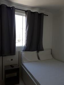 库里提巴Hotel Lisboa的一间小卧室,配有床和窗户