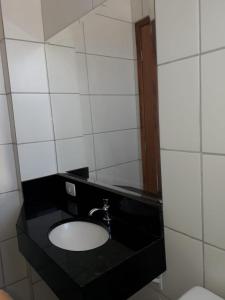 库里提巴Hotel Lisboa的一间带水槽和黑色台面的浴室