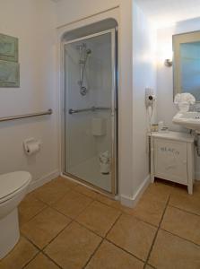 蒙托克Beachcomber Resort at Montauk的带淋浴、卫生间和盥洗盆的浴室