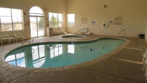 Baymont Inn & Suites by Wyndham Holbrook内部或周边的泳池