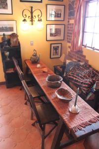 圣克鲁斯拉拉古纳Casa Wenche的一间带木桌和椅子的用餐室