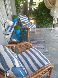 帕拉塔蒙Sevi Platamon Home的庭院里设有两把椅子和一张桌子