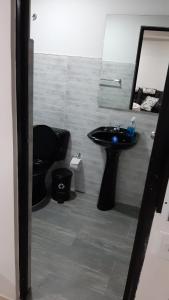 波哥大Apartamentos YNJ的浴室设有黑色的卫生间和水槽。