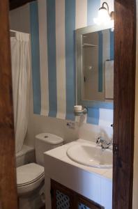 巴尼奥斯德蒙特迈奥尔乡村肯恩卡托罗斯波斯蒂格斯度假别墅的一间带水槽、卫生间和镜子的浴室