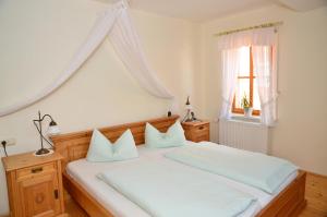 WanfriedLandhotel Gemeindeschänke的卧室配有一张大白色床和窗户