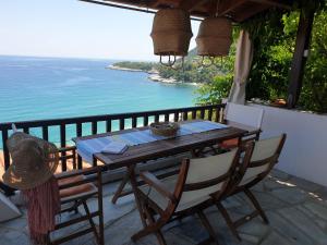 阿吉奥斯伊欧尼斯All about view Agios Ioannis Papa Nero的阳台上的木桌和椅子