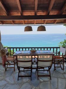 阿吉奥斯伊欧尼斯All about view Agios Ioannis Papa Nero的海景露台配有桌椅