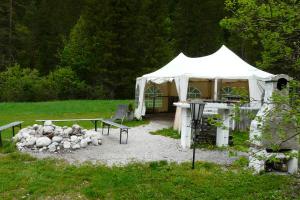 维尔达尔彭Waldcamp Frank的庭院内带桌椅的白色帐篷