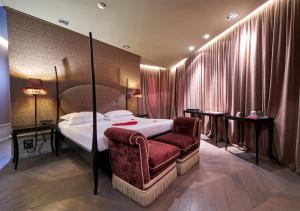 威尼斯帕拉索巴巴里戈苏卡那格兰德酒店的配有一张床和一把椅子的酒店客房