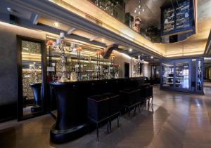 威尼斯帕拉索巴巴里戈苏卡那格兰德酒店的餐厅内带黑凳的酒吧
